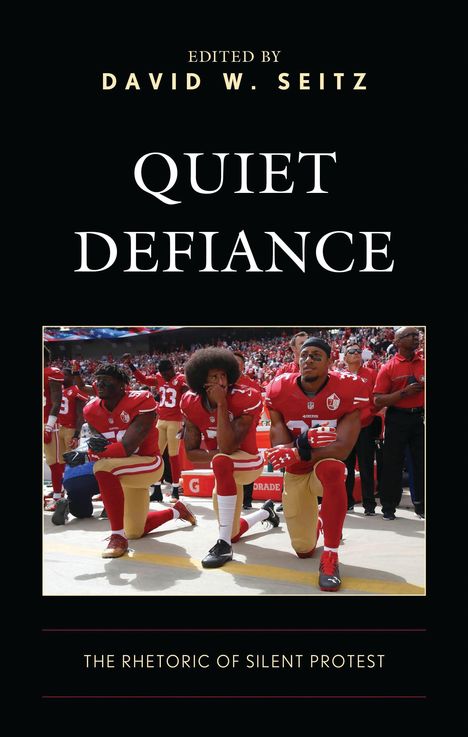 Titel: "Quiet Defiance", bearbeitet von David W. Seitz. Bild: Drei Footballspieler knien während der Hymne.
