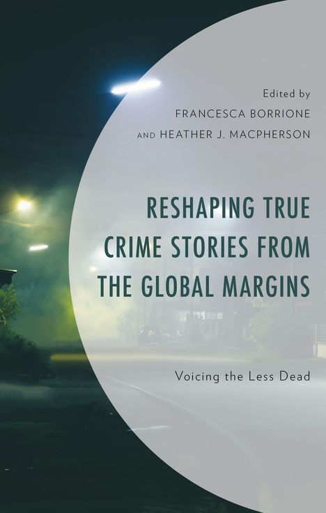 Text: "Reshaping True Crime Stories from the Global Margins". Nachtaufnahme einer nebligen, beleuchteten Straße.