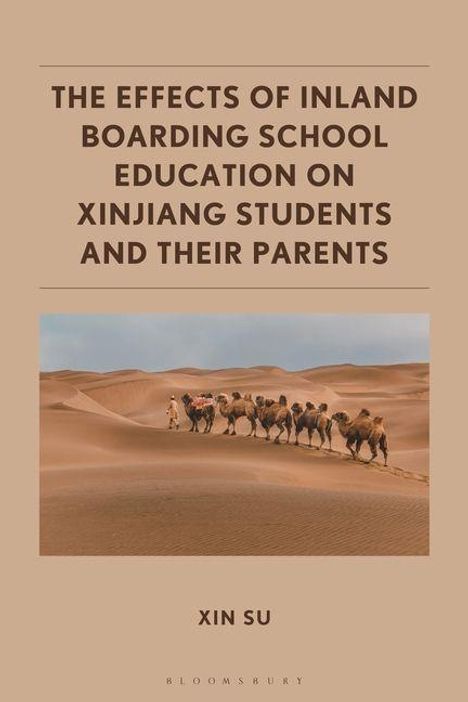 Text: "The Effects of Inland Boarding School Education on Xinjiang Students and Their Parents" von Xin Su.   
Ein Kamelzug in der Wüste.