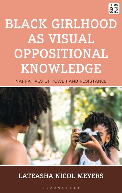 Text: "BLACK GIRLHOOD AS VISUAL OPPOSITIONAL KNOWLEDGE. NARRATIVES OF POWER AND RESISTANCE." Eine Frau fotografiert ein Kind.