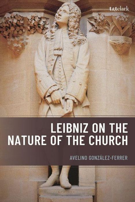 „LEIBNIZ ON THE NATURE OF THE CHURCH“ von Avelino González-Ferrer. Statue eines Mannes in historischer Kleidung.