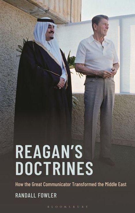 Text: REAGAN'S DOCTRINES. How the Great Communicator Transformed the Middle East. Randall Fowler. Zwei Männer stehen nebeneinander.