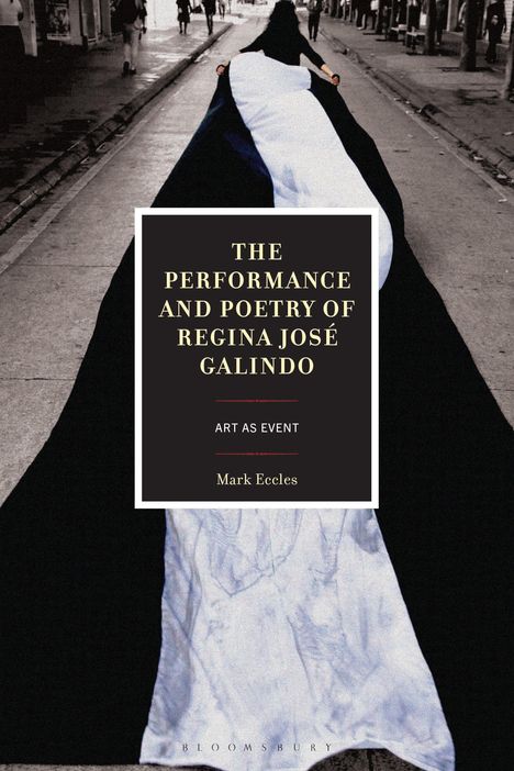 "The Performance and Poetry of Regina José Galindo" von Mark Eccles. Eine Person trägt ein langes schwarzes Kleid auf der Straße.