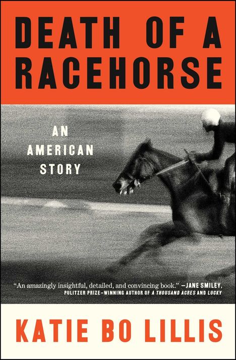 „DEATH OF A RACEHORSE“, „AN AMERICAN STORY“, „KATIE BO LILLIS“. Schwarz-weißes Bild eines Rennpferdes mit Jockey.