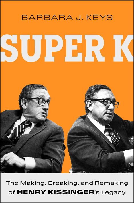 "SUPER K" von Barbara J. Keys. Zwei Schwarz-Weiß-Bilder von Henry Kissinger auf orange-weißem Hintergrund.