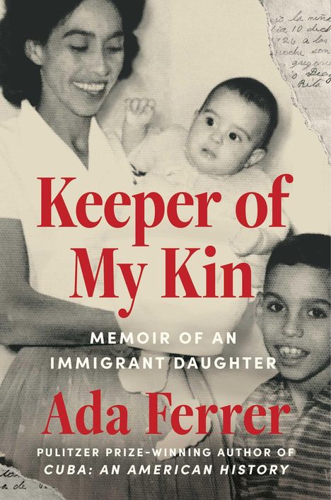 "Keeper of My Kin: Memoir of an Immigrant Daughter" von Ada Ferrer. Schwarz-Weiß-Foto einer Familie im Hintergrund.