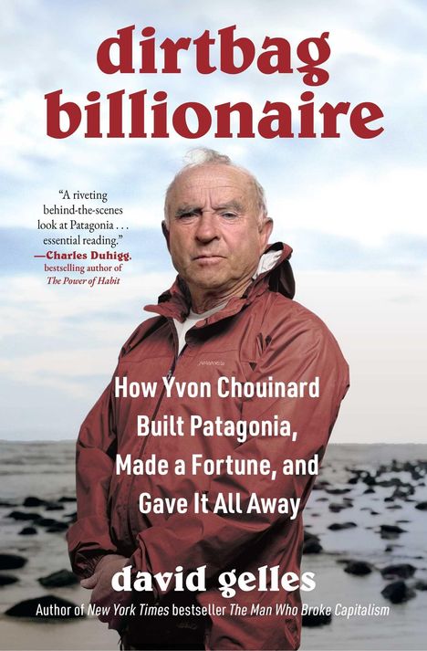 "dirtbag billionaire. How Yvon Chouinard Built Patagonia, Made a Fortune, and Gave It All Away. David Gelles."   
Ein älterer Mann im roten Anorak steht am Strand.