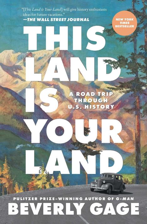 „THIS LAND IS YOUR LAND“; „A ROAD TRIP THROUGH U.S. HISTORY“; „BEVERLY GAGE“. Gemälde von Bergen im Hintergrund. Auto auf Straße.