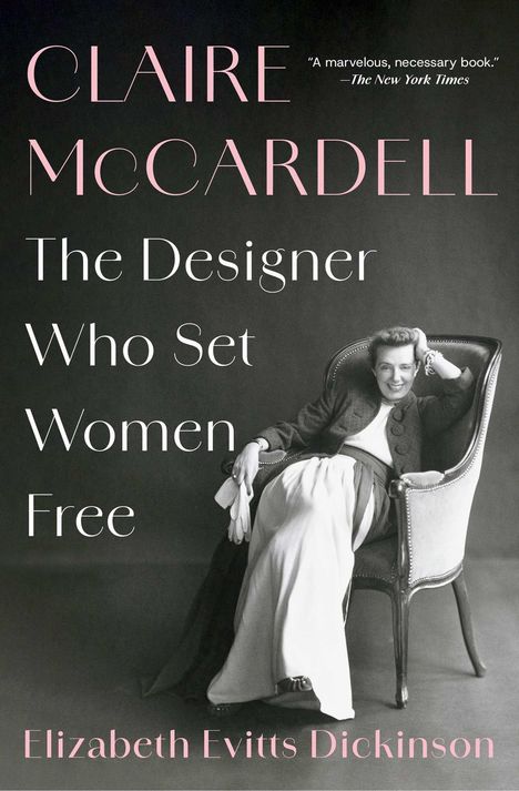 Titel: "CLAIRE MCCARDELL: The Designer Who Set Women Free". Autorin: Elizabeth Evitts Dickinson. Frau lehnt entspannt in Sessel.