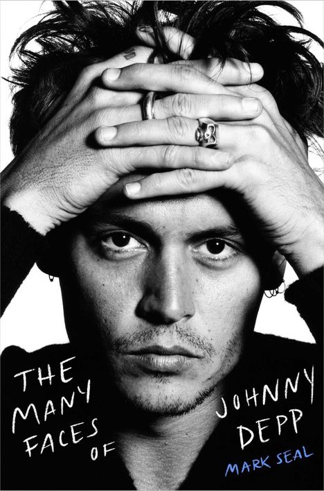 „The Many Faces of Johnny Depp“ von Mark Seal. Schwarz-Weiß-Porträt eines nachdenklichen Mannes mit Händen am Kopf.
