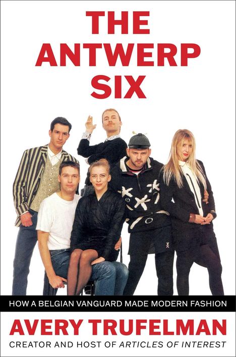 "The Antwerp Six" steht groß oben. Darunter posieren sechs Personen in modischer Kleidung.