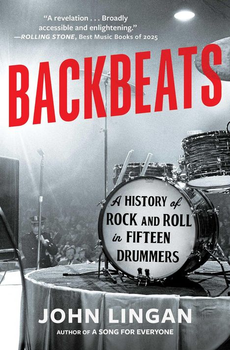 Text: „BACKBEATS“, „A History of Rock and Roll in Fifteen Drummers“. Schwarz-weißes Bild, Schlagzeug auf Bühne.