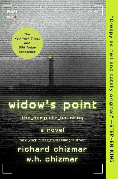 „The New York Times and USA Today bestseller“ in gelber Blase, Titel „widow's point“, Zitat „Creepy as hell“ von Stephen King. Hintergrund: Leuchtturm bei Nacht.