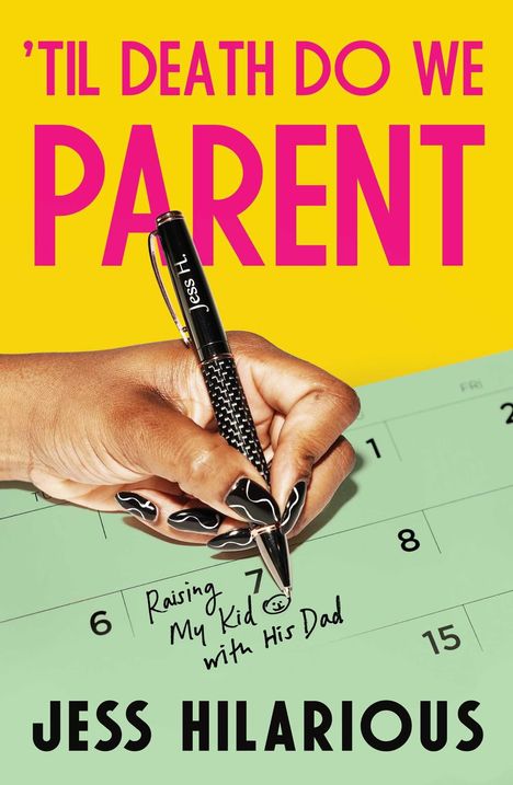 'TIL DEATH DO WE PARENT. Raising My Kid with His Dad. JESS HILARIOUS. Hand mit Stift, Kalender im Hintergrund.