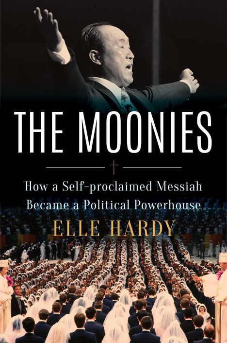"The Moonies" von Elle Hardy: Ein Mann mit erhobenen Armen; darunter eine große Hochzeit mit vielen Paaren in Weiß.