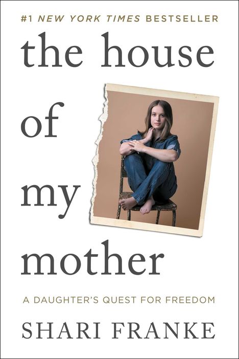 „#1 New York Times Bestseller“. „the house of my mother“. „A Daughter’s Quest for Freedom“. Shari Franke. Foto einer Frau auf Stuhl.
