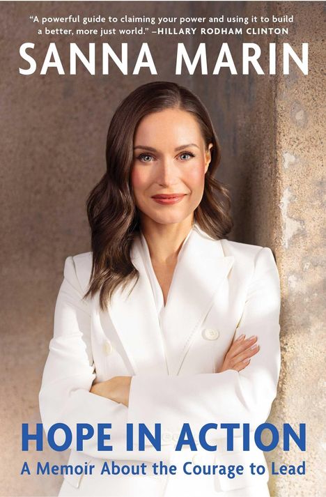 Zitat von Hillary Rodham Clinton, Titel "Sanna Marin", Untertitel "Hope in Action". Frau in weißem Anzug lächelt.