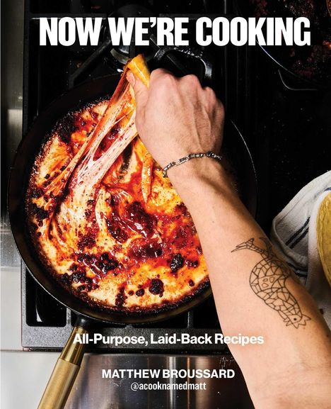 "NOW WE'RE COOKING. All-Purpose, Laid-Back Recipes. MATTHEW BROUSSARD @acooknamedmatt." Hand zieht Käse in Pfanne.
