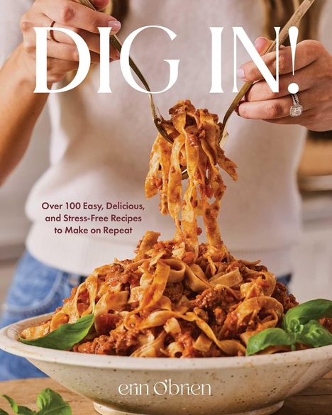 "Dig In!" In hellem Text steht groß oben. Darunter: Über 100 einfache, köstliche Rezepte. Eine Person hebt Nudeln mit Fleischsauce mit einer Gabel hoch.