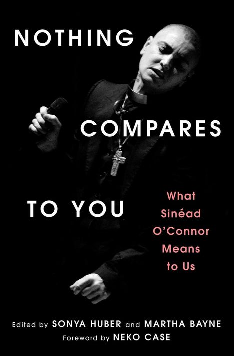 "NOTHING COMPARES TO YOU" steht in weißen Buchstaben auf schwarzem Hintergrund, daneben eine Person mit Mikrofon.