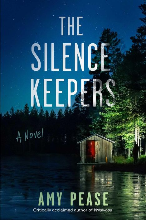 "The Silence Keepers - A Novel" von Amy Pease. Eine Hütte am Waldrand, nachts beleuchtet.