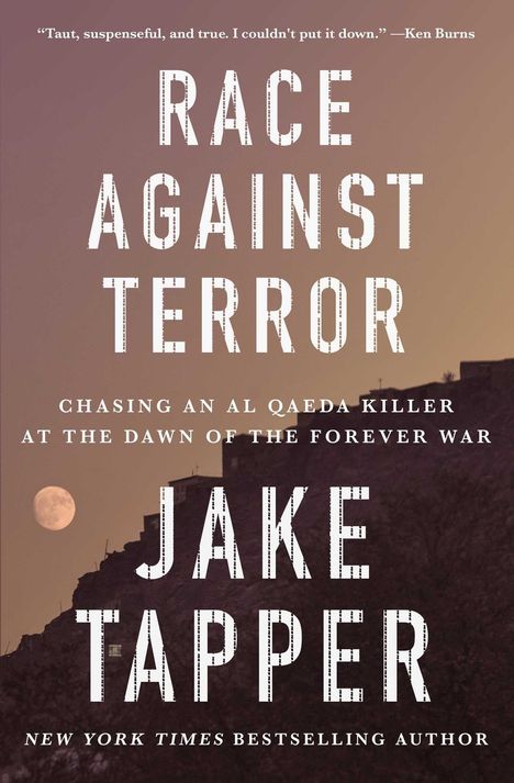 "Race Against Terror" von Jake Tapper. Ein Zitat besagt: "Taut, suspenseful, and true." Im Hintergrund ein Mond über einem Berg.