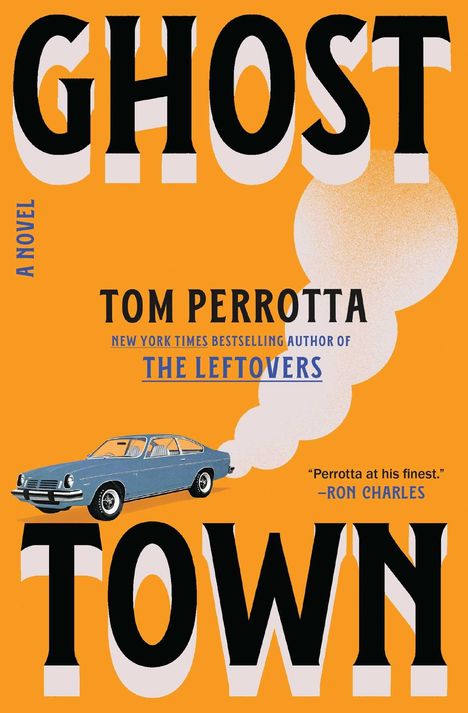 Buchtitel "Ghost Town". Ein blaues Auto fährt und erzeugt eine Rauchwolke. Oranger Hintergrund.