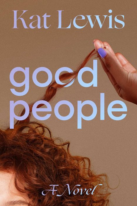 „Kat Lewis: Good People - A Novel“. Eine Hand mit lila Nagellack hält eine Haarlocke über lockigem Haar.