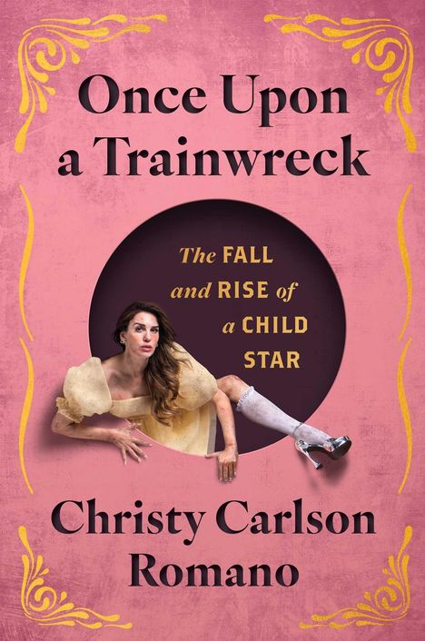 „Once Upon a Trainwreck: The FALL and RISE of a CHILD STAR“. Eine Frau in einem erfundenen Setting in einem Kleid.