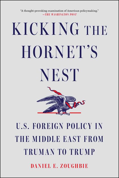 „Kicking the Hornet's Nest“; ein Adler mit Schlange im Schnabel; Thema: USA-Außenpolitik von Truman bis Trump.