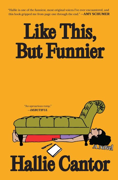 „Like This, But Funnier“ und „Hallie Cantor“. Eine Frau liegt unter einem grünen Sofa mit einem Notizbuch daneben.