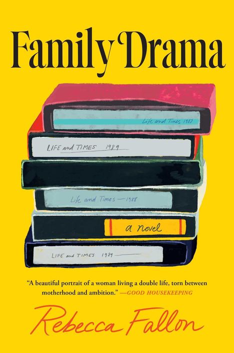 "Family Drama", "Life and Times 1989", "a novel". Ein Stapel VHS-Kassetten auf gelbem Hintergrund.