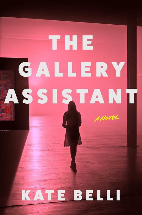 "The Gallery Assistant. A Novel. Kate Belli." Eine Frau geht durch eine rot beleuchtete Galerie.