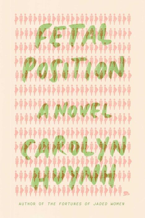 „Fetal Position, A Novel, Carolyn Huynh“ in grüner Schrift auf rosa, menschlicher Silhouette-Muster.