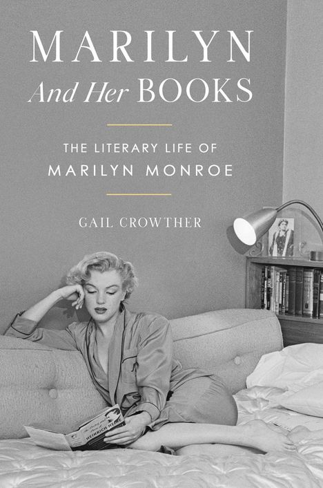 "Marilyn and Her Books", "The Literary Life of Marilyn Monroe", "Gail Crowther". Frau liest auf einem Sofa, Bücherregal im Hintergrund.