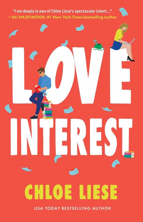 Text: "Love Interest, Chloe Liese". Illustration: Mann mit Buch, Frau mit Laptop auf riesigem Schriftzug sitzend.