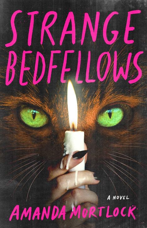 "STRANGE BEDFELLOWS, A Novel, Amanda Mortlock." Eine Hand mit schwarzem Nagellack hält eine brennende Kerze, darüber Katzenaugen.
