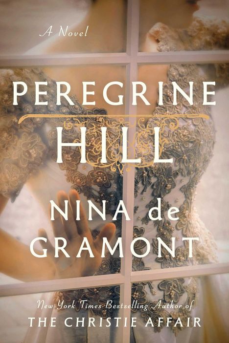 Text: "A Novel", "Peregrine Hill", "Nina de Gramont", "New York Times Bestselling Author of The Christie Affair". Eine Person in einem bestickten, eleganten Kleid hinter einem Fensterpaneel.