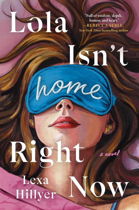 Text: “Lola Isn’t Home Right Now. Lexa Hillyer, a novel.” Illustration einer Frau mit blauer Schlafmaske und roten Lippen.