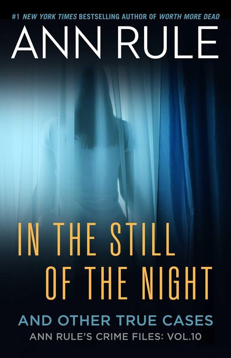 Titel: "IN THE STILL OF THE NIGHT". Eine Silhouette hinter transparentem Vorhang. Atmosphäre geheimnisvoll.
