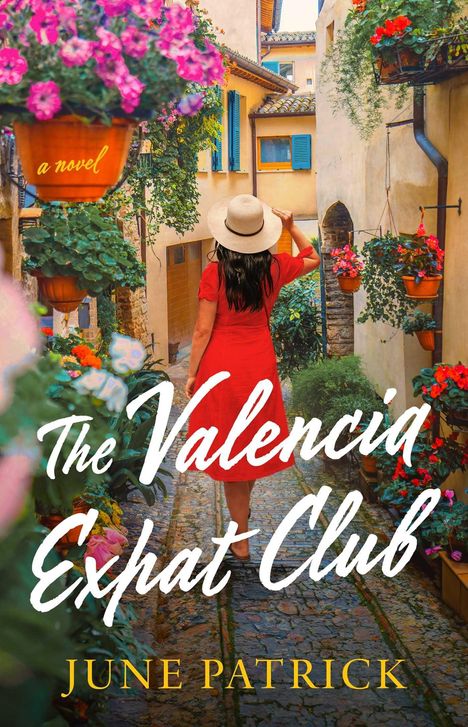 "The Valencia Expat Club" von June Patrick; eine Frau in Rot mit Hut steht in einer blumengeschmückten Gasse.
