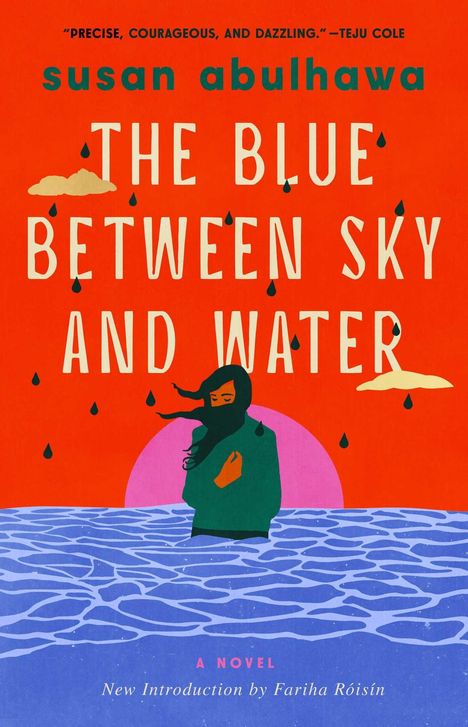 Der Text lautet: "Susan Abulhawa, The Blue Between Sky and Water, A Novel, New Introduction by Fariha Róisín." Eine Illustration zeigt eine Person im Wasser, mit einem roten Himmel und einer untergehenden Sonne im Hintergrund.