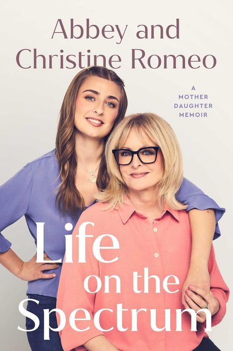 Text: "Abbey and Christine Romeo. A Mother Daughter Memoir. Life on the Spectrum." Zwei Frauen, eine umarmt die andere.