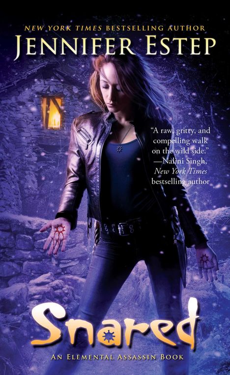 Text: "Jennifer Estep", "Snared", "An Elemental Assassin Book". 

Eine Frau mit Lederjacke steht in einer winterlichen Szenerie.