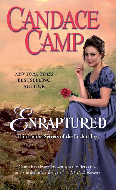 "Candace Camp", "Enraptured", "Third in the Secrets of the Loch trilogy", Frau in blauem Kleid mit Rose sitzt vor Landschaft.