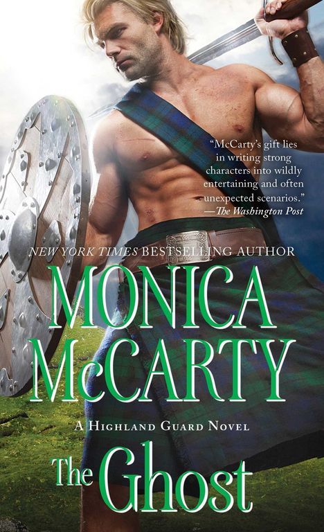 "Monica McCarty, The Ghost, A Highland Guard Novel." Ein muskulöser Mann in einem Kilt mit Schwert und Schild im Sonnenlicht.