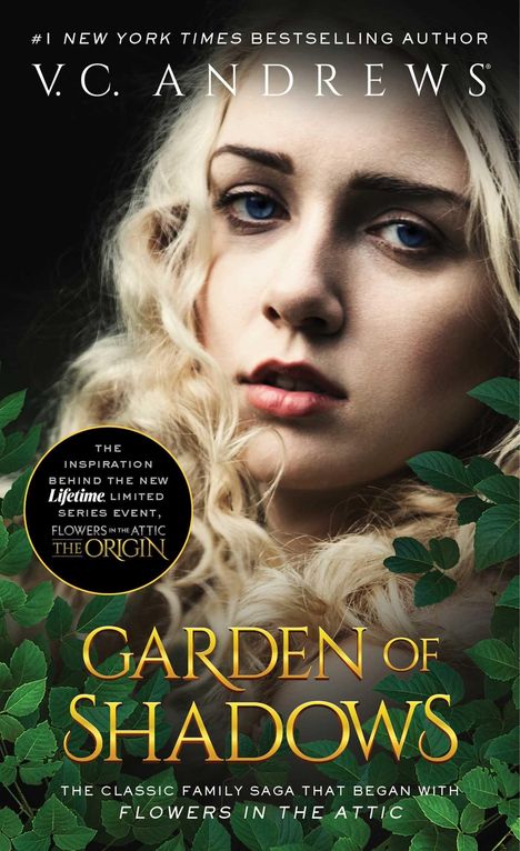 „Garden of Shadows“. Nahaufnahme einer Frau mit blonden Locken und blauen Augen, umgeben von grünen Blättern.