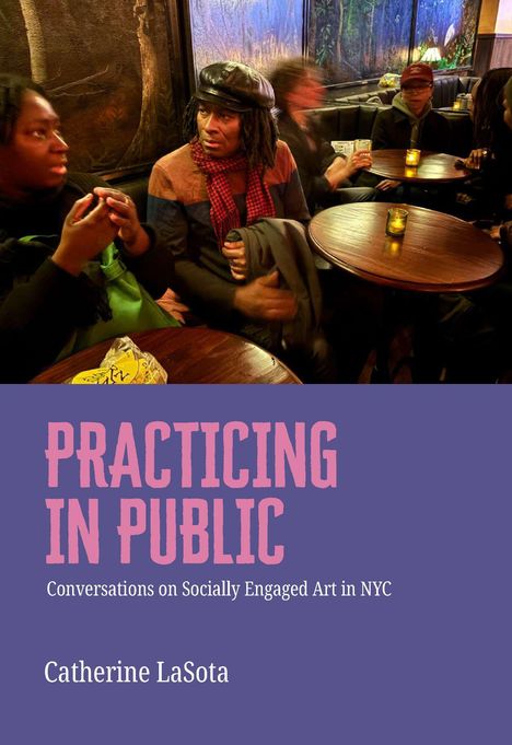 Text: "Practicing in Public" und "Catherine LaSota". Illustration einer geselligen Bar-Szene mit Menschen an Tischen.