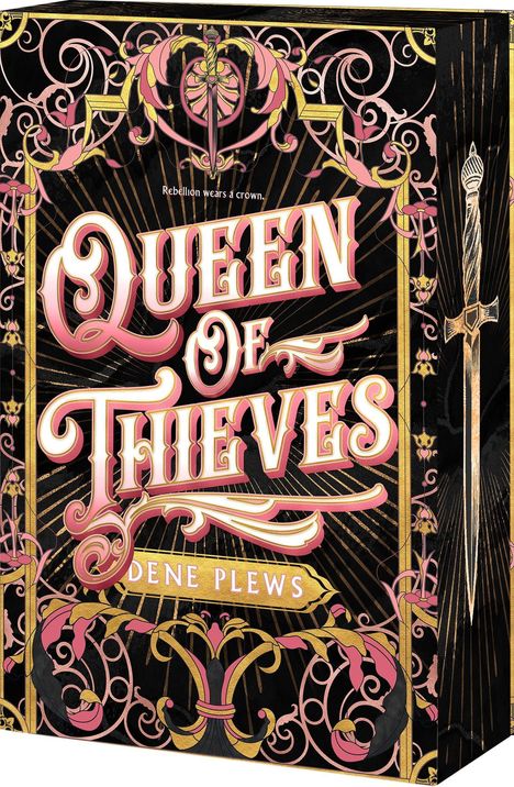 „Rebellion wears a crown. QUEEN OF THIEVES“ in verschnörkelter Schrift, umgeben von floralen Ornamenten und Schwertern.
