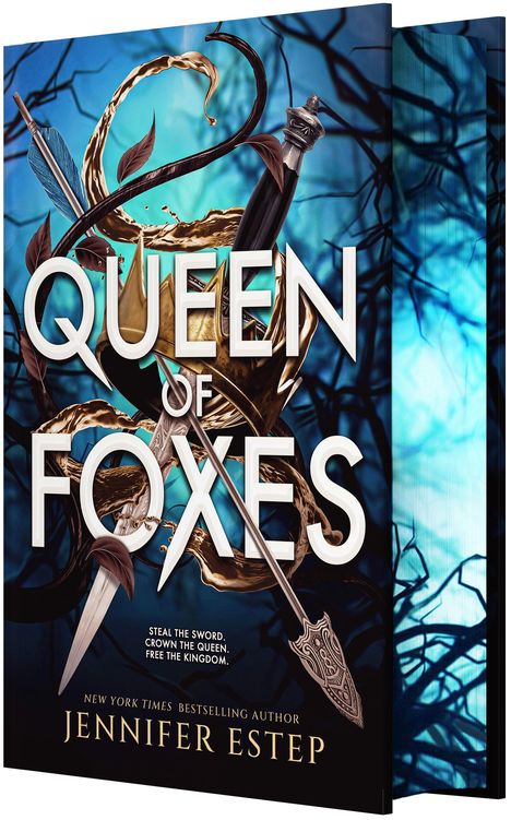 Text: "QUEEN OF FOXES", "Steal the sword. Crown the queen. Free the kingdom.", "Jennifer Estep". Schwert und Krone vor blauem Hintergrund.